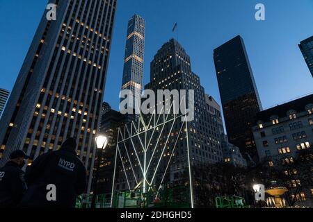 New York, Usa. Dezember 2020. Blick auf die größte Menorah der Welt während der Zeremonie, um es zur ersten Nacht von Hanukkah auf Pulitzer Fountain plaza in New York am 10. Dezember 2020 zu entzünden. Jährliche Veranstaltung der Lubavitch Youth Organisation, wo Rabbiner Shmuel Butman ist der Direktor. (Foto von Lev Radin/Sipa USA) Quelle: SIPA USA/Alamy Live News Stockfoto