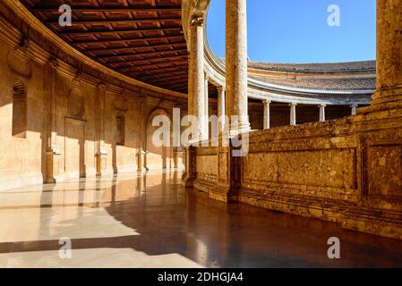 Granada, Spanien - 7. Januar 2020: Blick auf den umschlossenen, kreisförmigen Innenhof des Palastes von Karl V., einem Renaissance-Palast, im Alhambra-Komplex. Stockfoto