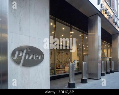 New York, NY, USA - 10. Dezember 2020: Außenansicht des Pfizer World Hauptquartiers. Pfizer Inc. Ist ein US-amerikanisches multinationales Pharmaunternehmen Stockfoto