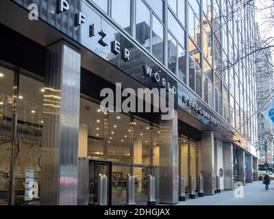 New York, NY, USA - 10. Dezember 2020: Außenansicht des Pfizer World Hauptquartiers. Pfizer Inc. Ist ein US-amerikanisches multinationales Pharmaunternehmen Stockfoto