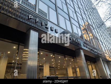 New York, NY, USA - 10. Dezember 2020: Außenansicht des Pfizer World Hauptquartiers. Pfizer Inc. Ist ein US-amerikanisches multinationales Pharmaunternehmen Stockfoto