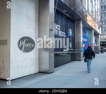 New York, NY, USA - 10. Dezember 2020: Außenansicht des Pfizer World Hauptquartiers. Pfizer Inc. Ist ein US-amerikanisches multinationales Pharmaunternehmen Stockfoto