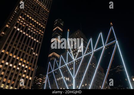 New York, NY - 10. Dezember 2020: Blick auf die größte Menora der Welt während der Zeremonie, um es zur ersten Nacht der Hanukkah auf Pulitzer Fountain plaza beleuchtet Stockfoto