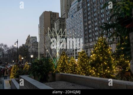 New York, NY - 10. Dezember 2020: Blick auf die größte Menora der Welt während der Zeremonie, um es zur ersten Nacht der Hanukkah auf Pulitzer Fountain plaza beleuchtet Stockfoto