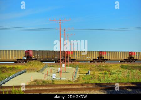 BENSENVILLE, Illinois, USA. Ein Einheitszug aus leeren Kohlehüpfern besteht aus einem Güterzug der Union Pacific Railroad, der zur Eisenbahn-Vorbehaltswerft führt. Stockfoto