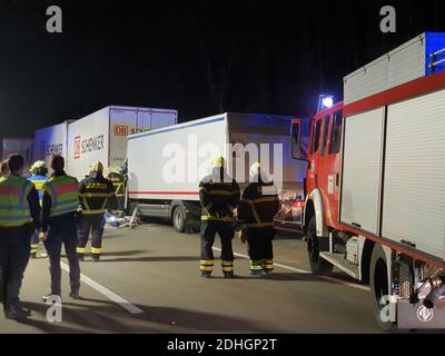 Magdeburg, Deutschland. Dezember 2020. Feuerwehrleute sind nach einem Unfall auf der Autobahn 2 im Einsatz. Auf der Autobahn 2 bei Theeßen (Jerichower Land) brannte nachts ein Gefahrguttransporter - auch bei einem späteren Unfall starb eine Person. Quelle: Cevin Dettlaff/dpa/Alamy Live News Stockfoto