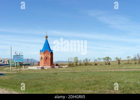 Die Kapelle der Jerusalemer Ikone der Gottesmutter steht auf einer grünen Wiese am Eingang zum Dorf Shira. Chakassien. Russland. Stockfoto