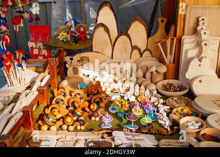 Freiburg im Breisgau, Deutschland - 11 09 2012: Holzspielzeug und -Utensilien auf dem bauernweihnachtsmarkt Stockfoto