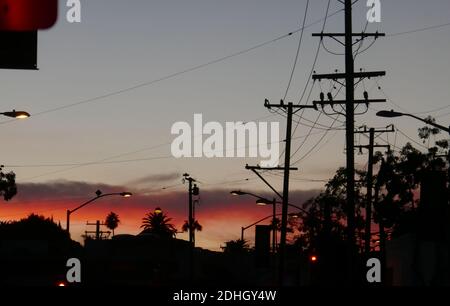 West Hollywood, California, USA 4. Dezember 2020 EIN allgemeiner Blick auf die Atmosphäre des Sonnenuntergangs am 4. Dezember 2020 in West Hollywood, Kalifornien, USA. Foto von Barry King/Alamy Stockfoto Stockfoto