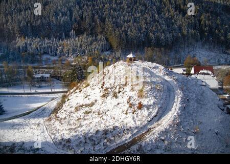 Titisee-Neustadt, Deutschland - 10 30 2012: Kleines Haus, Pavillon auf einem Schneehügel vor dem Schwarzwald. Umgebung von Titisee, europäisches Dorf in einem b Stockfoto