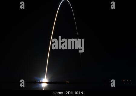 Zeiteinstrahlung einer United Launch Alliance (ULA) Delta IV Heavy Rakete, die am Donnerstag, den 10. Dezember 2020, um 20:09 Uhr vom Komplex 37 in der Cape Canaveral Air Force Station, Florida, startet. An Bord ist eine klassifizierte Nutzlast für das US National Reconnaissance Office. Foto von Joe Marino/UPI Kredit: UPI/Alamy Live Nachrichten Stockfoto