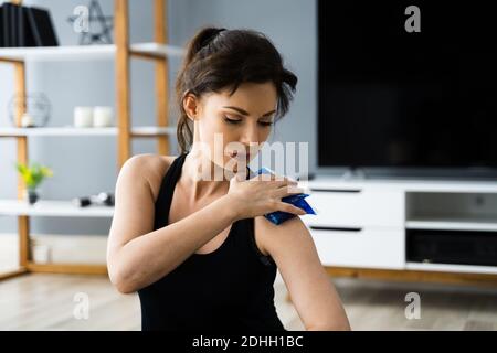 Anwendung Von Ice Pack Cold Therapy Gel Für Schulterverletzungen Stockfoto