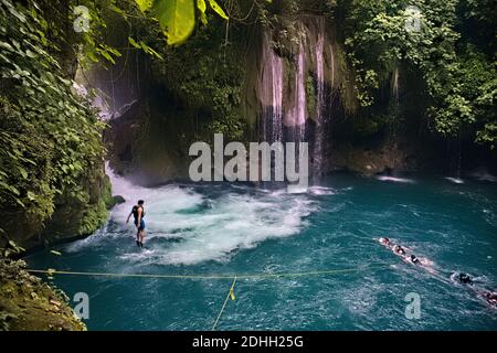 Springen in Puente de Dios cenote, Tamasopo, San Luis Potosi, Mexiko Stockfoto