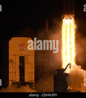 Cape Canaveral, Usa. Dezember 2020. United Launch Alliance Delta IV-Schwere Raketenstarts von Pad 37B an der Cape Canaveral Air Force Station. Die Rakete trägt einen klassifizierten Spionagesatelliten für das Nationale Aufklärungsamt. Kredit: SOPA Images Limited/Alamy Live Nachrichten Stockfoto