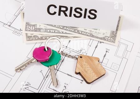 Home Schlüssel, Währungen Dollar und Inschrift Krise auf Wohnplan. Konzept der Immobilienkrise durch Coronavirus verursacht Stockfoto