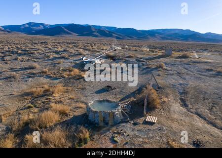 BUENA VISTA VALLEY, NEVADA, USA - Nov 30, 2020: Mehrere Becken und Wannen aus recycelten Materialien ermöglichen geothermische heiße Quellen so Stockfoto