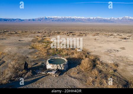 BUENA VISTA VALLEY, NEVADA, VEREINIGTE STAATEN - Nov 30, 2020: Ein Blick auf eine steinerne Badewanne gefüllt mit heißem Wasser aus einer natürlichen geothermischen Quelle bei Kyle Stockfoto