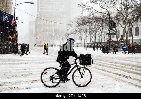 Winter Schneesturm Schneesturm in New York City mit schweren Schnee fallen, Autos mit Schnee bedeckt und Menschen pendeln während Schneesturm in Manhattan. Stockfoto
