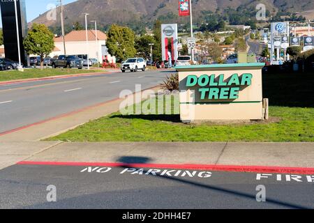 Dollar Tree Store Schild am Eingang zum Parkplatz mit Blick auf die Straße in Colma, Kalifornien, USA. Stockfoto