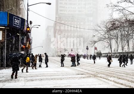 Winter Schneesturm Schneesturm in New York City mit schweren Schnee fallen, Autos mit Schnee bedeckt und Menschen pendeln während Schneesturm in Manhattan. Stockfoto