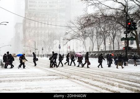Winter Schneesturm Schneesturm in New York City mit schweren Schnee fallen, Autos mit Schnee bedeckt und Menschen pendeln während Schneesturm in Manhattan. Stockfoto