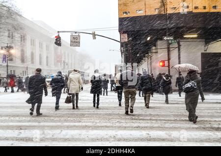 Winter Schneesturm Schneesturm in New York City mit schweren Schnee fallen, Autos mit Schnee bedeckt und Menschen pendeln während Schneesturm in Manhattan. Stockfoto
