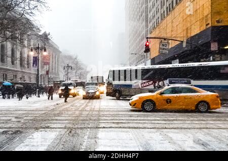 Winter Schneesturm Schneesturm in New York City mit schweren Schnee fallen, Autos mit Schnee bedeckt und Menschen pendeln während Schneesturm in Manhattan. Stockfoto