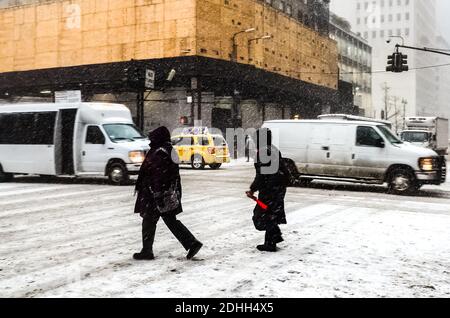 Winter Schneesturm Schneesturm in New York City mit schweren Schnee fallen, Autos mit Schnee bedeckt und Menschen pendeln während Schneesturm in Manhattan. Stockfoto