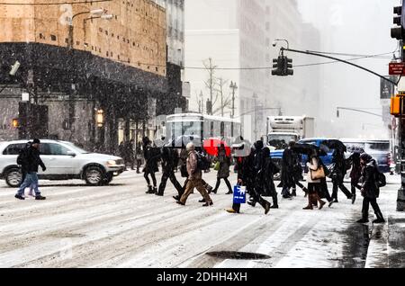 Winter Schneesturm Schneesturm in New York City mit schweren Schnee fallen, Autos mit Schnee bedeckt und Menschen pendeln während Schneesturm in Manhattan. Stockfoto