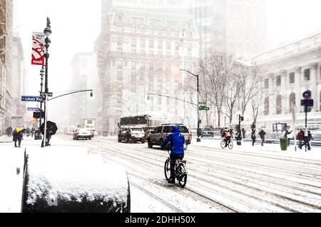 Winter Schneesturm Schneesturm in New York City mit schweren Schnee fallen, Autos mit Schnee bedeckt und Menschen pendeln während Schneesturm in Manhattan. Stockfoto