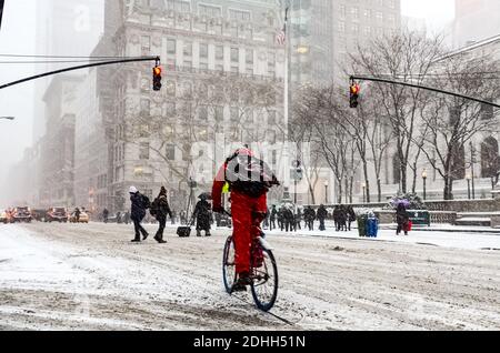 Winter Schneesturm Schneesturm in New York City mit schweren Schnee fallen, Autos mit Schnee bedeckt und Menschen pendeln während Schneesturm in Manhattan. Stockfoto