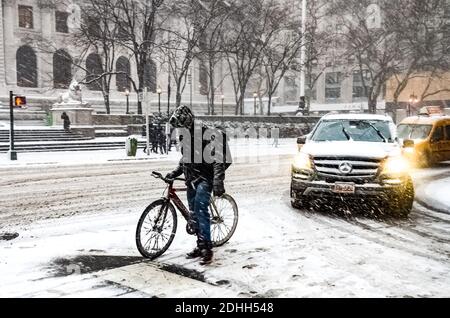 Winter Schneesturm Schneesturm in New York City mit schweren Schnee fallen, Autos mit Schnee bedeckt und Menschen pendeln während Schneesturm in Manhattan. Stockfoto