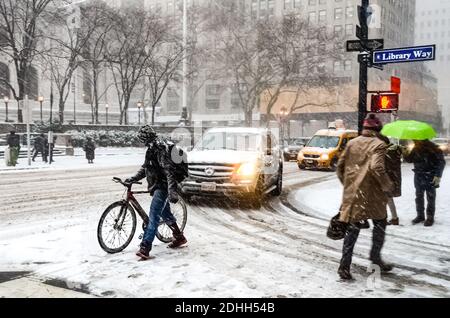 Winter Schneesturm Schneesturm in New York City mit schweren Schnee fallen, Autos mit Schnee bedeckt und Menschen pendeln während Schneesturm in Manhattan. Stockfoto