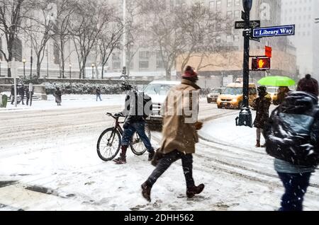 Winter Schneesturm Schneesturm in New York City mit schweren Schnee fallen, Autos mit Schnee bedeckt und Menschen pendeln während Schneesturm in Manhattan. Stockfoto