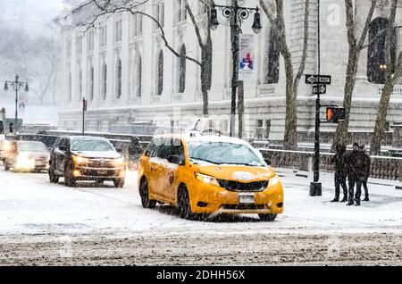 Winter Schneesturm Schneesturm in New York City mit schweren Schnee fallen, Autos mit Schnee bedeckt und Menschen pendeln während Schneesturm in Manhattan. Stockfoto