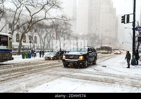 Winter Schneesturm Schneesturm in New York City mit schweren Schnee fallen, Autos mit Schnee bedeckt und Menschen pendeln während Schneesturm in Manhattan. Stockfoto