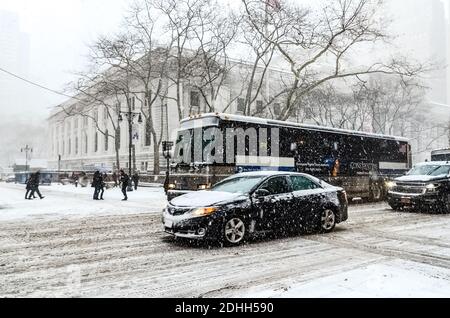 Winter Schneesturm Schneesturm in New York City mit schweren Schnee fallen, Autos mit Schnee bedeckt und Menschen pendeln während Schneesturm in Manhattan. Stockfoto