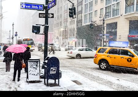 Winter Schneesturm Schneesturm in New York City mit schweren Schnee fallen, Autos mit Schnee bedeckt und Menschen pendeln während Schneesturm in Manhattan. Stockfoto