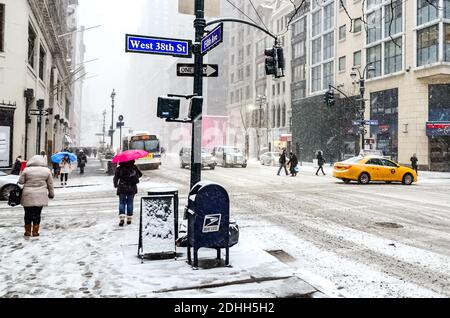 Winter Schneesturm Schneesturm in New York City mit schweren Schnee fallen, Autos mit Schnee bedeckt und Menschen pendeln während Schneesturm in Manhattan. Stockfoto