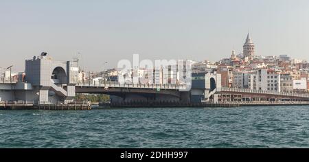 Istanbul, Türkei - 1. Juli 2016: Die Galata-Brücke am Sommertag ist es eine Brücke, die das Goldene Horn in Istanbul überspannt Stockfoto