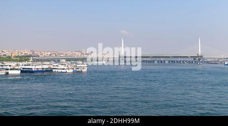 Golden Horn Metro Bridge bei sonnigem Tag. Es ist eine Kabelbrücke über das Goldene Horn in Istanbul, Türkei Stockfoto