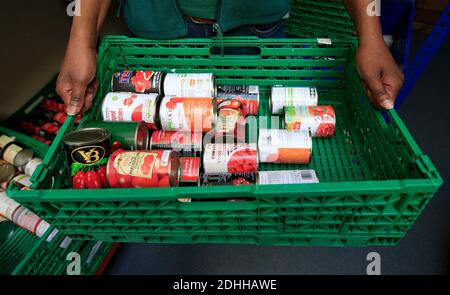 Datei-Foto vom 26/04/16 von Vorräten von Lebensmitteln in der Trussell Trust Brent Foodbank, Neasden, London. Unabhängige Lebensmittelbanken geben pro Woche mehr als 13,000 Nahrungsmittelnotpakete aus, da die Nachfrage während der Coronavirus-Pandemie steigt, zeigen Daten. Laut dem Independent Food Aid Network (IFAN) wurden zwischen April und September rund 340,994 dreitägige Lebensmittelpakete von 189 unabhängigen Lebensmittelbanken im Vereinigten Königreich verteilt. Stockfoto