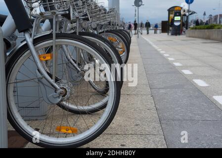 Eine Nahaufnahme von Fahrrädern mit Körben auf einem öffentlichen Fahrrad Rack im Freien Stockfoto