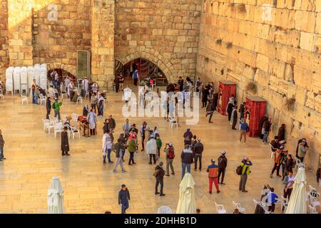 Jerusalem, Israel - 2. Jan 2020: Jüdische Männer in typischem schwarzen Kleid und Hut beten gegen die westliche Mauer in der Altstadt von Jerusalem. Luftaufnahme Stockfoto