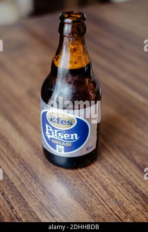 IZMIR, TÜRKEI - 24. Feb 2020: Eine kleine Glasflasche Bier, Marke Efes Pilsen Stockfoto