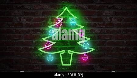 Weihnachtsbaum Neon-Licht-Zeichen auf Backsteinmauer Stockfoto