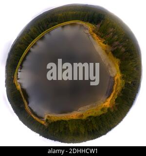 Stereoskopische kugelförmige Projektion kleiner Planet eines kleinen Teiches umgeben Durch einen dichten Nadelwald Stockfoto