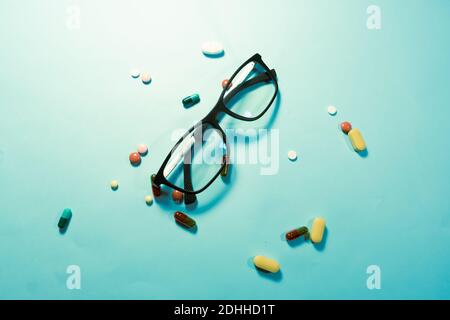 Pillen und Tabletten auf schwarzem Hintergrund Stockfoto