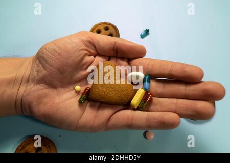 Hausgemachte Schokoladenkekse in Form eines Herdes und Butterkekse auf dem Hand Stockfoto