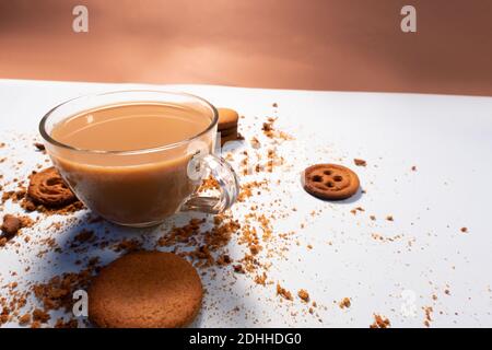 Milchschokolade, Macadamia-Nuss-Kekse und Kaffee Stockfoto